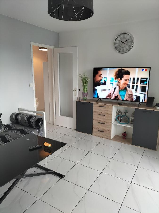 Jolie Appartement Proche Tramway Venissieux Luaran gambar