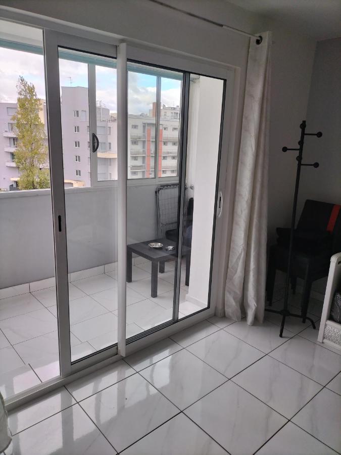 Jolie Appartement Proche Tramway Venissieux Luaran gambar