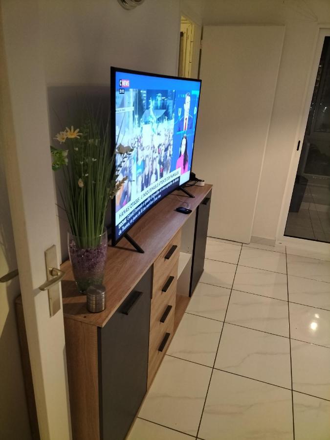 Jolie Appartement Proche Tramway Venissieux Luaran gambar