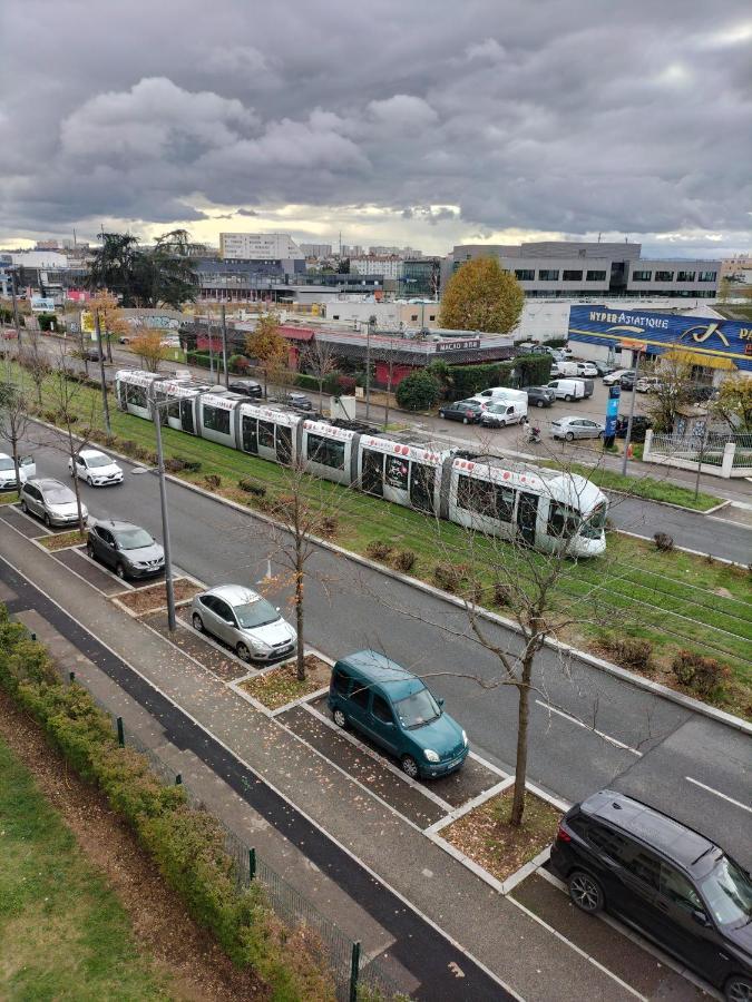 Jolie Appartement Proche Tramway Venissieux Luaran gambar