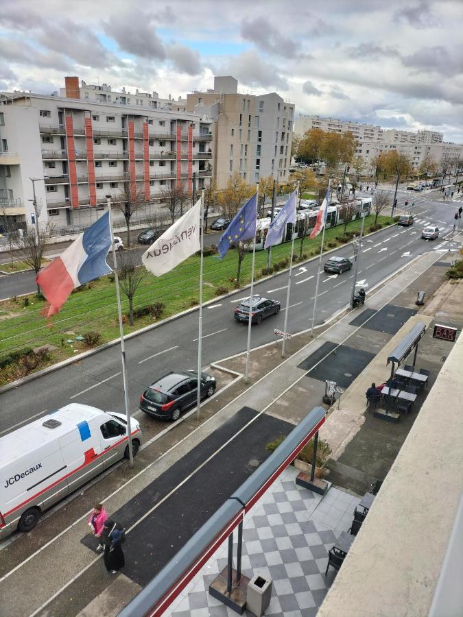 Jolie Appartement Proche Tramway Venissieux Luaran gambar