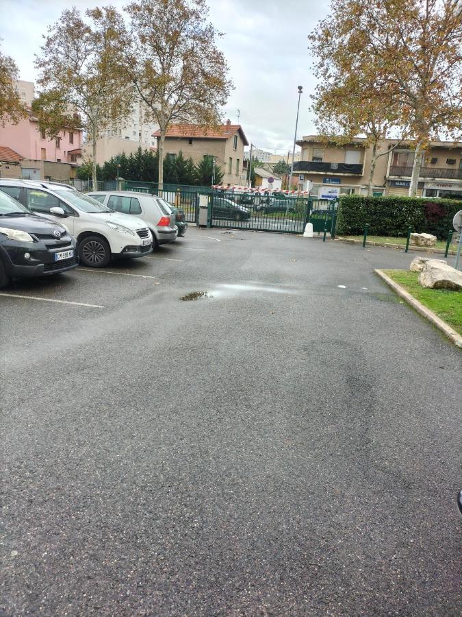 Jolie Appartement Proche Tramway Venissieux Luaran gambar