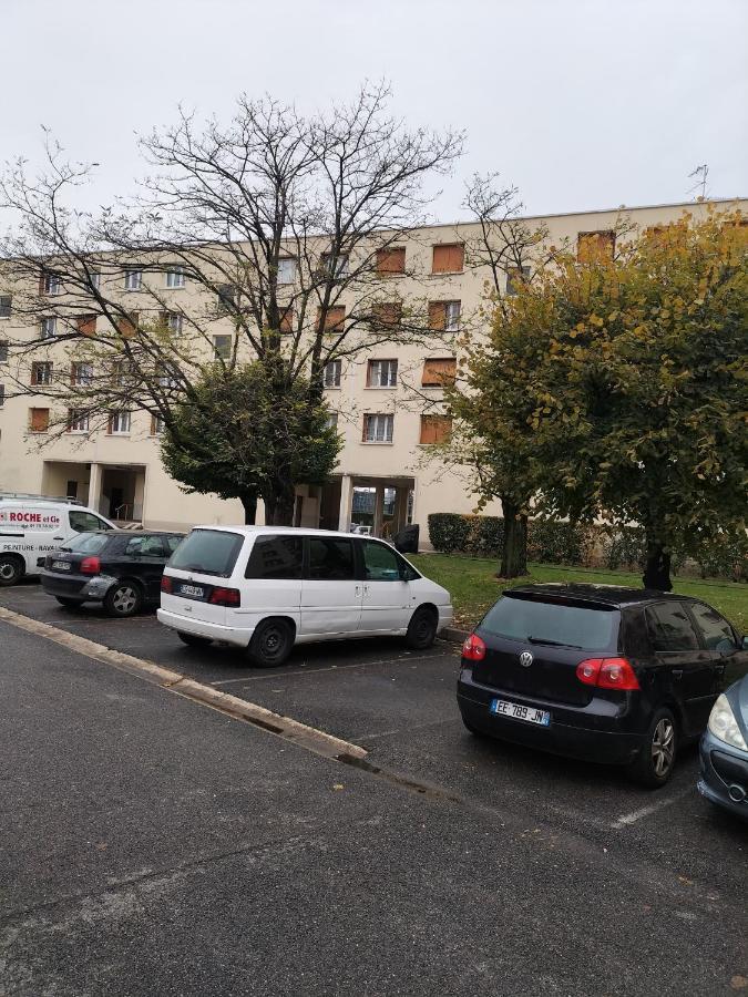 Jolie Appartement Proche Tramway Venissieux Luaran gambar
